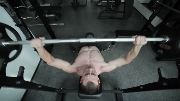 Bodybuilder lifts the bar. — Stock Video