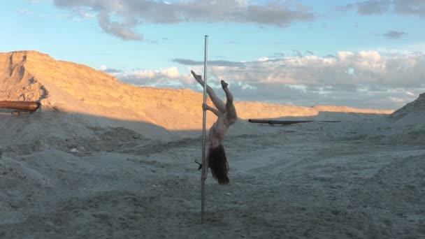 Femme s'entraîne à danser sur un poteau, elle est artiste . — Video