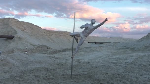 Homme montre la danse sur un pylône . — Video