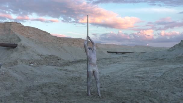 Danseuse sur un pylône dans le désert . — Video