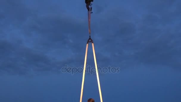 La máquina recoge a un hombre en el cielo . — Vídeos de Stock