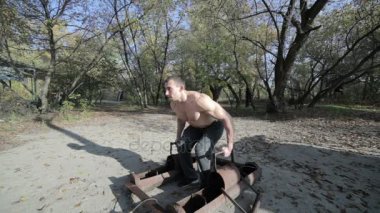 Vücut geliştirmeci ağır bir yük asansörleri.