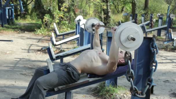 Bodybuilder trains avec un haltère . — Video