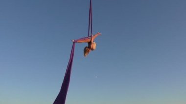İpek gökyüzünde asılı acrobat kadın.
