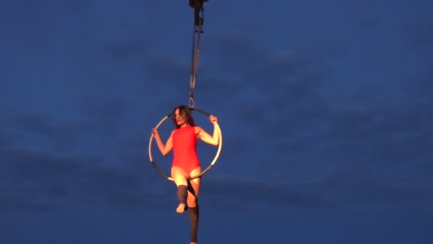 Aerial acrobat spinning on the hoop. — Stock Video