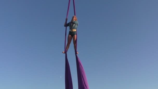 Mujer en el cielo hace un cordel . — Vídeo de stock