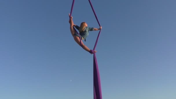 Acrobat en el cielo muestra las figuras . — Vídeo de stock