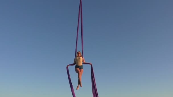 Woman is hanging on a silk. — Stock Video