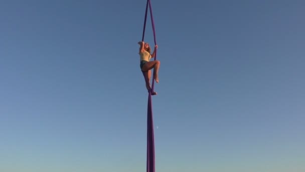 Acrobat hängande på silke och spinning. — Stockvideo