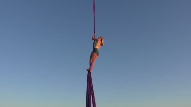 Woman comes down the rope down. — Stock Video