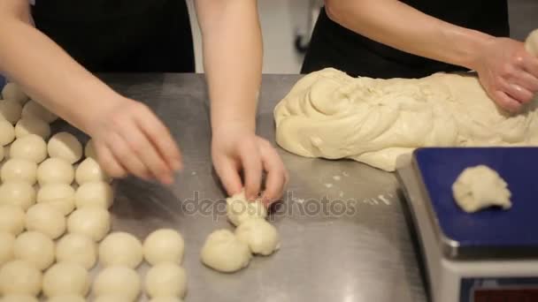 Mãos de mulher com teste de cozinha . — Vídeo de Stock