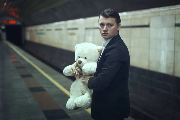 Pria muda yang sedih dengan boneka beruang. . — Stok Foto