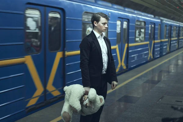 Un om trist cu un urs de pluş într-un metrou . — Fotografie, imagine de stoc