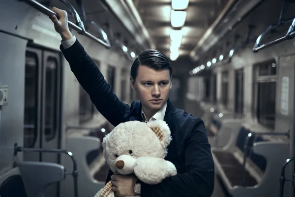 Ragazzo con un orsacchiotto in metropolitana . — Foto Stock