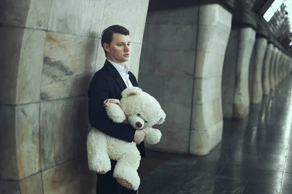 Uomo triste con un giocattolo orso . — Foto Stock