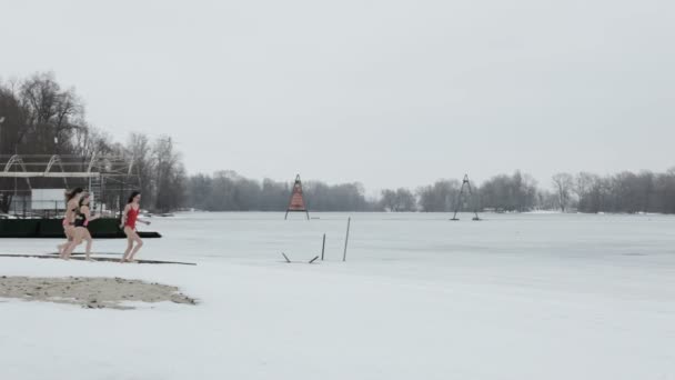 Mädchen Laufen Schnee Ufer Eines Zugefrorenen Flusses — Stockvideo