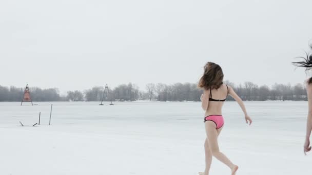 Mädchen Tummeln Sich Schnee Ufer Eines Zugefrorenen Flusses — Stockvideo