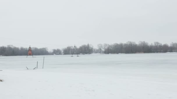 Mädchen Badeanzügen Laufen Schnee Ufer Eines Zugefrorenen Flusses — Stockvideo