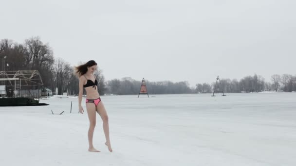 Schöne Frau Badeanzug Tobt Schnee Ufer Eines Zugefrorenen Flusses — Stockvideo