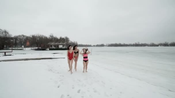 Jeunes Femmes Maillot Bain Courant Dans Neige Long Une Rivière — Video