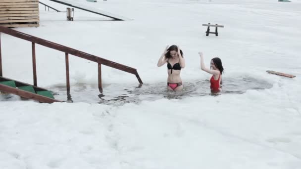 Junge Frauen Badeanzügen Schwimmen Eisloch — Stockvideo