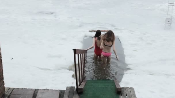 Mujeres Jóvenes Traje Baño Salpicando Agujero Hielo — Vídeo de stock