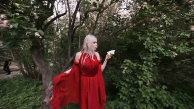 Beyaz çiçekli peri kadın elf, o ormanda var.