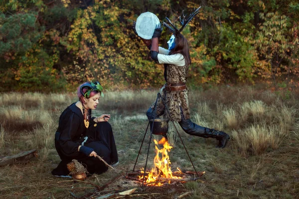 Les chamans accomplissent des rites rituels dans la forêt . — Photo