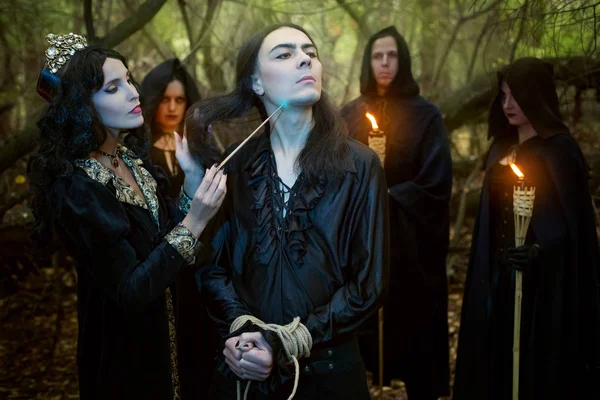 Giovane donna strega condurre un rito di magia nera . — Foto Stock