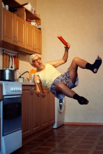 Komiczny Staruszek Lata Kuchni Jego Rękach Jest Jedzenie Magiczne Zdjęcie — Zdjęcie stockowe