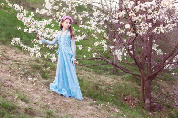 Manolya Bahçesinde Uzun Elbiseli Güzel Bir Kızın Portresi — Stok fotoğraf