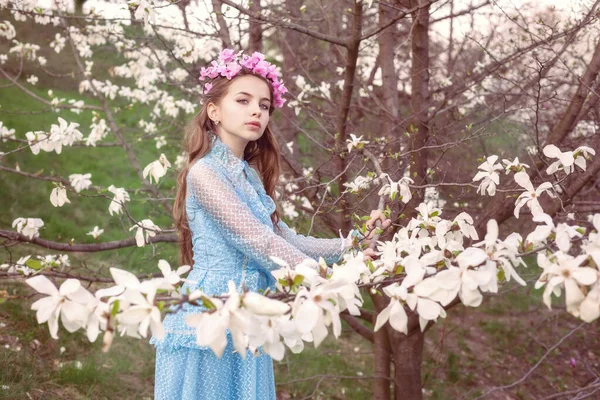 Portrait Une Belle Jeune Fille Près Magnolia Dans Jardin — Photo