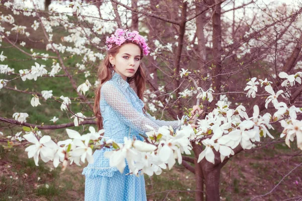 Porträtt Vacker Ung Flicka Bland Blommande Magnoliaträd Trädgården — Stockfoto