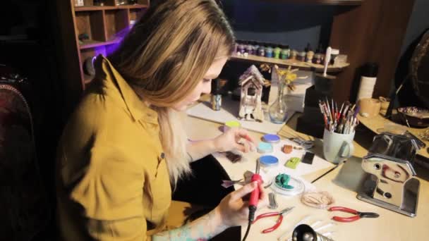 Mujer Soldaduras Joyas Ella Está Haciendo Artesanías Hechas Mano — Vídeos de Stock