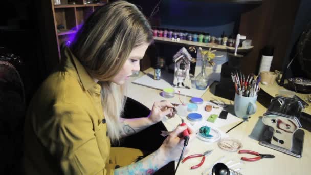 Femme Travaille Dans Atelier Elle Soude Des Bijoux — Video