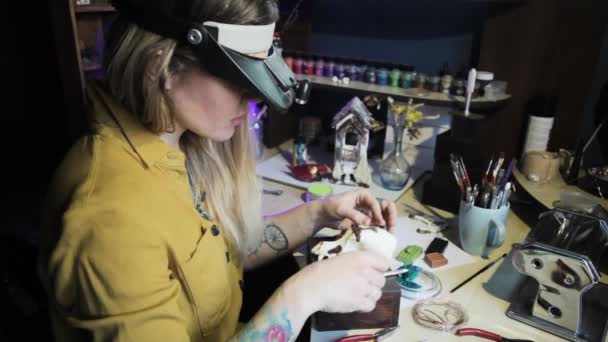 Γυναίκα Στο Εργαστήριο Εργάζεται Τεχνίτης Φτιάχνει Κοσμήματα Ίδια Της Χέρια — Αρχείο Βίντεο