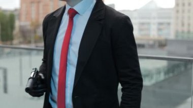 Susturuculu silahlı bir erkek..