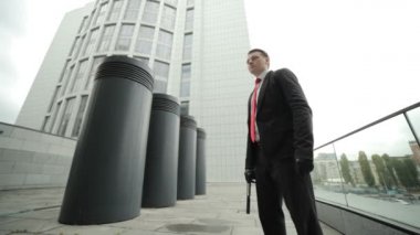 Silahlı iki adam gangsterdi. Birbirlerine para veriyorlar..