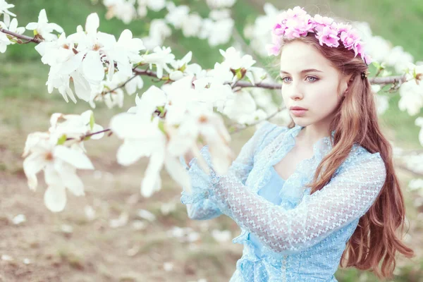 Tierno Retrato Una Joven Hermosa Niña Jardín Magnolias Florecientes —  Fotos de Stock