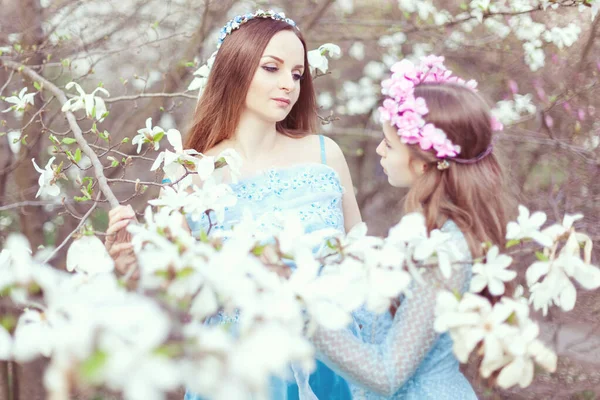 Vinnarporträtt Mamma Och Dotter Bland Blommande Magnolior Trädgården — Stockfoto