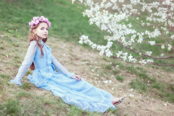 Linda Chica Sentada Hierba Cerca Una Magnolia Floreciente Jardín — Foto de Stock