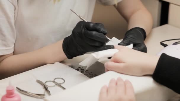 Manikiurzystka Manikiuluje Młodą Dziewczyną Klientowi Salonie Spa Medycyna Kosmetologia Manicure — Wideo stockowe