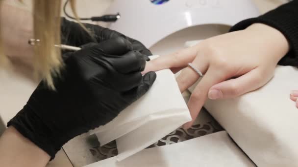 Extracción Esmalte Gel Una Máquina Uñas Manicura Hermosas Manos Femeninas — Vídeo de stock