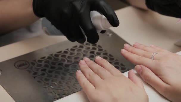 Manikürcü Güzellik Salonunda Manikür Yapıyor Tıp Kozmetoloji Manikür Yakın Plan — Stok video