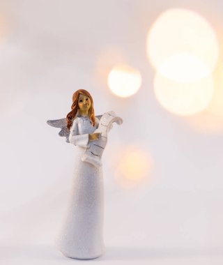 Noel ışıklarıyla küçük beyaz bir melek