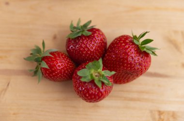 Dört küçük ve taze çilek.