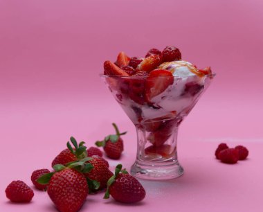 Taze çilek, ahududu ve krema