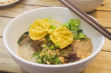 Tayland Mutfağı: şehriye Tom Yam, erişte ile tavuk ve sıcak Latin