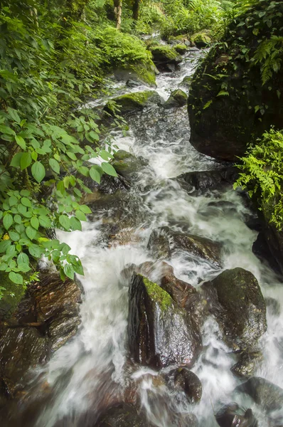 Vodopád v lese na hoře na národní Park Thajska, Siribh — Stock fotografie
