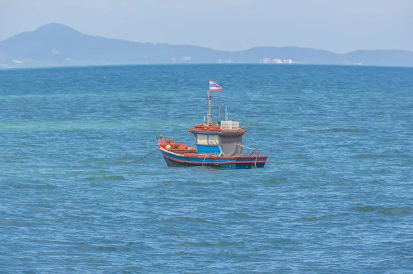 Barco de pesca en el mar por la mañana, Tailandia — Foto de Stock